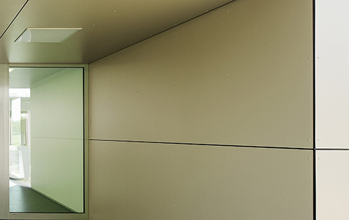 Panneaux stratifiés en matière synthétique FunderMax d'une construction bois
